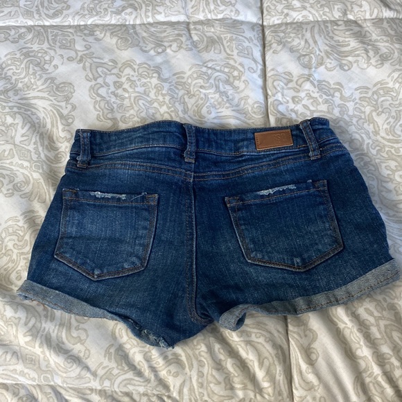 tillys jean shorts! good condition- barely worn - Picture 4 of 4